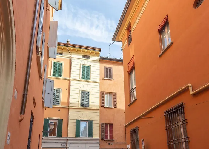 Garisenda, Bologna By Short Holidays
